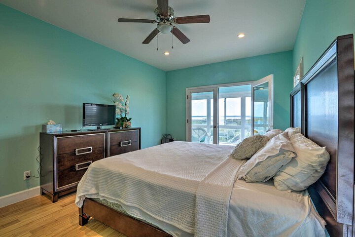 Luxurious Waterfront Home w / Private Pier & Views!