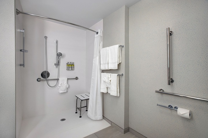 Holiday Inn Express & Suites Milwaukee - Brookfield by IHG
