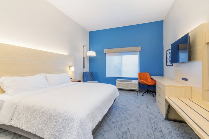 Holiday Inn Express & Suites Medford by IHG