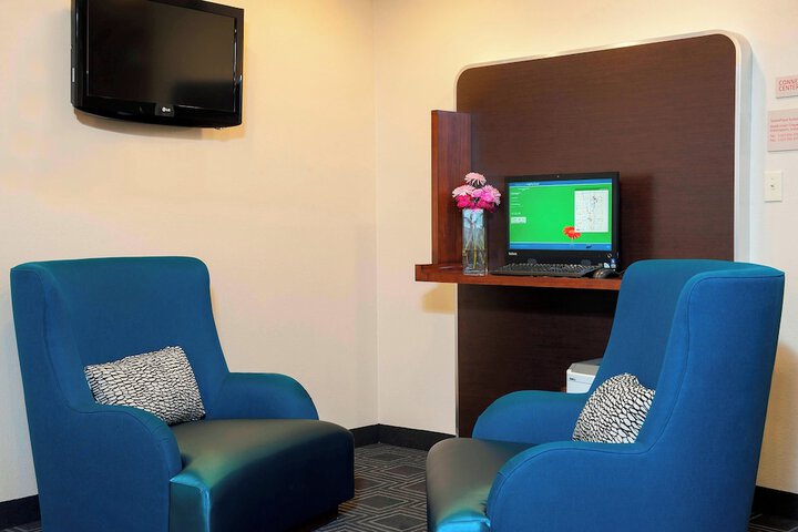 Lounge 16 of 18