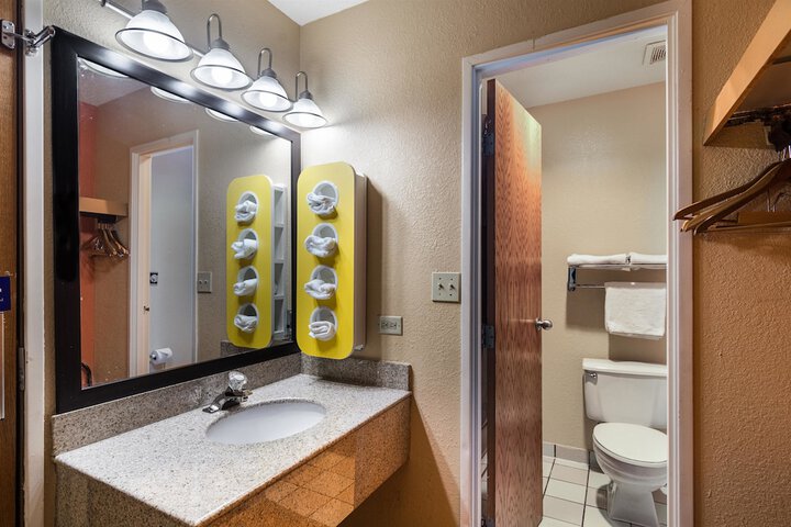 Room 32 of 34