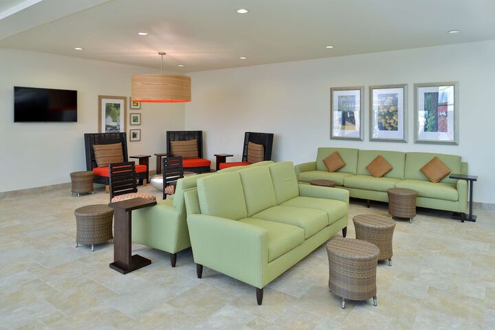 Lounge 33 of 38