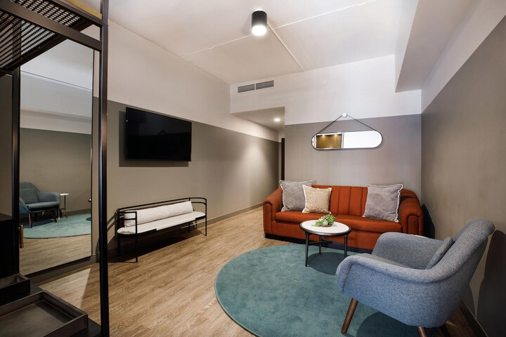 Room 16 of 106