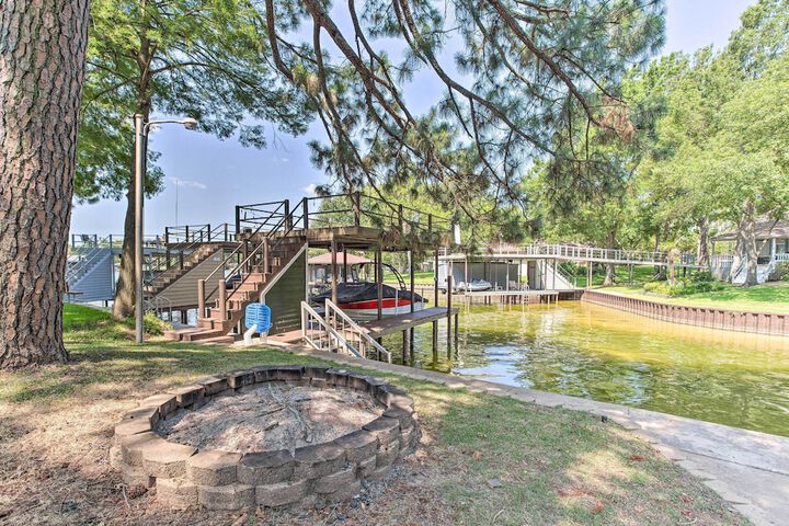 Tool Waterfront Home w / Hot Tub & Fire Pit!