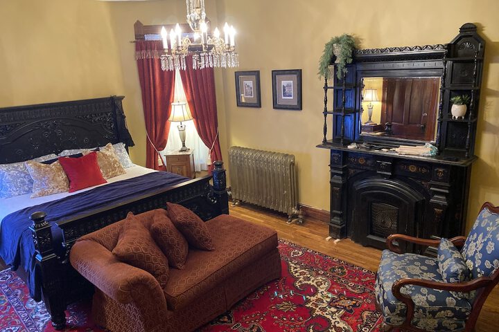 Vineyard Mansion & Carriage House Bed & Breakfast