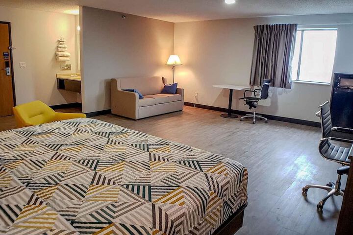 Motel 6 Kewanee IL