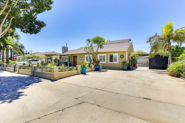 Westminster Escape Near Beaches & Shopping!