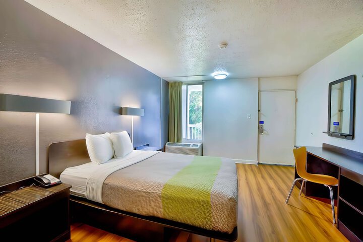 Room 34 of 40