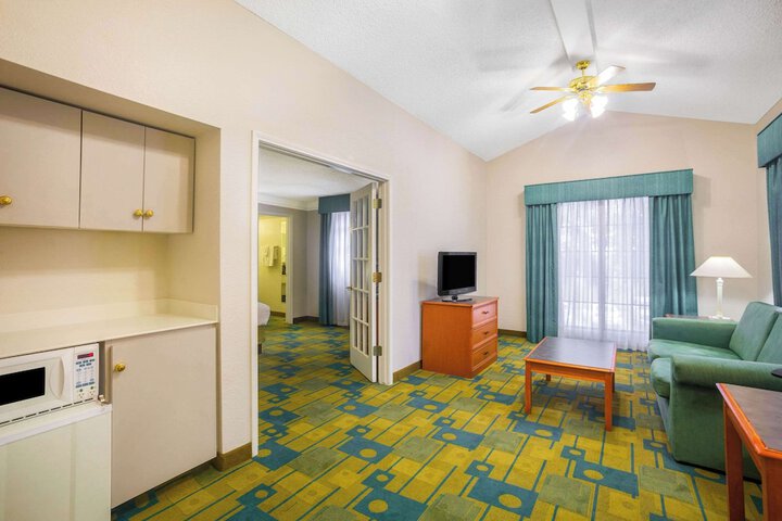 Room 16 of 28