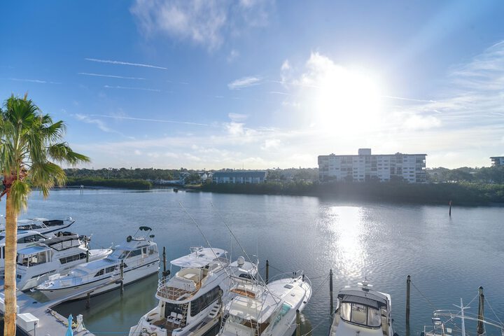 Waterfront Condo w / Water Park Walk to the Beach!