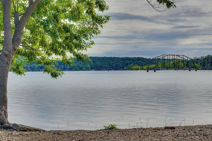On-site Lake Access: Group Getaway in Afton
