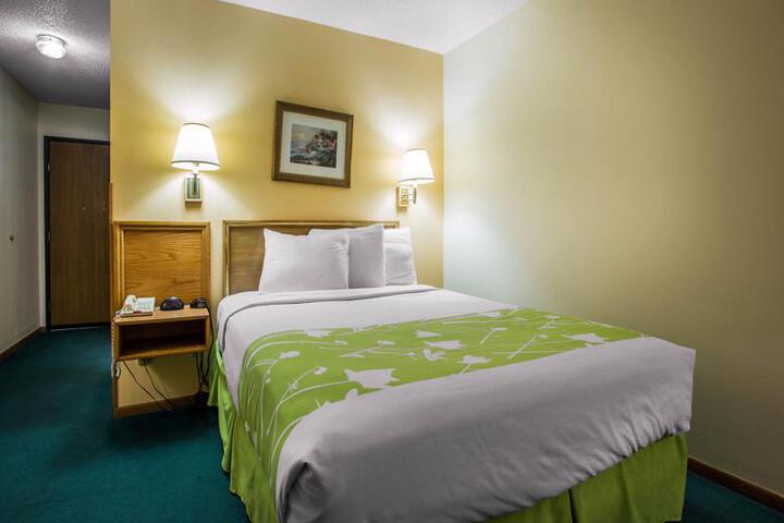 Econo Lodge Inn & Suites