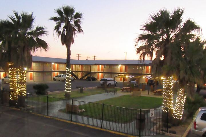 Hotel Exterior 30 of 32