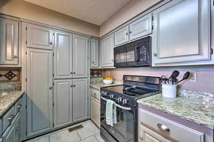 Bella Vista Home w / Deck + Trails: on Golf Course!