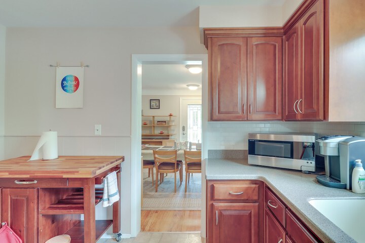 Royal Oak Home: 13 Mi to Downtown Detroit