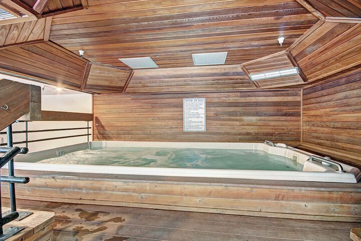 VS645H Village Square 1Br 1Ba Hotel Room