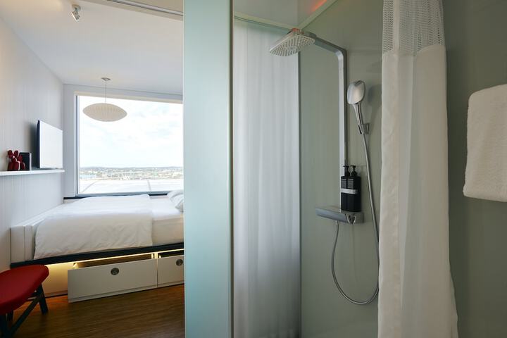 Room 16 of 32