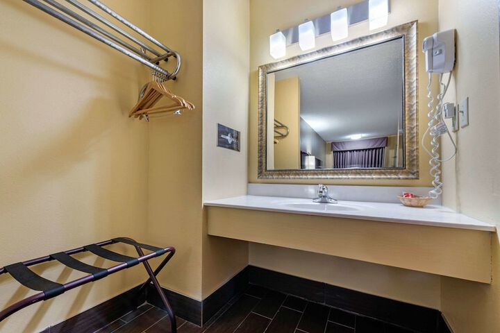 Room 12 of 25