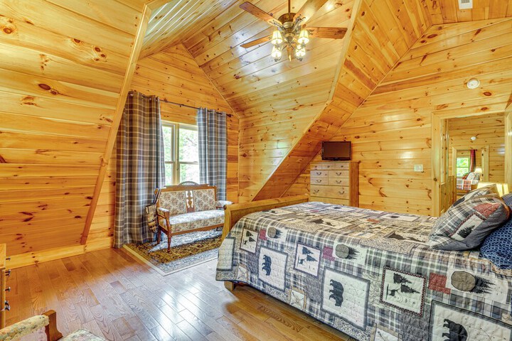 Hike Fish & Golf: Burnsville Retreat w / Deck!