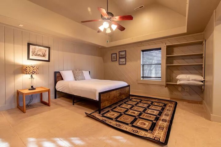 14 Guests 5BR 2BA Game room and Living