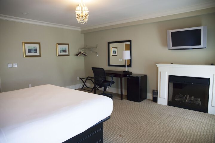 Room 10 of 32