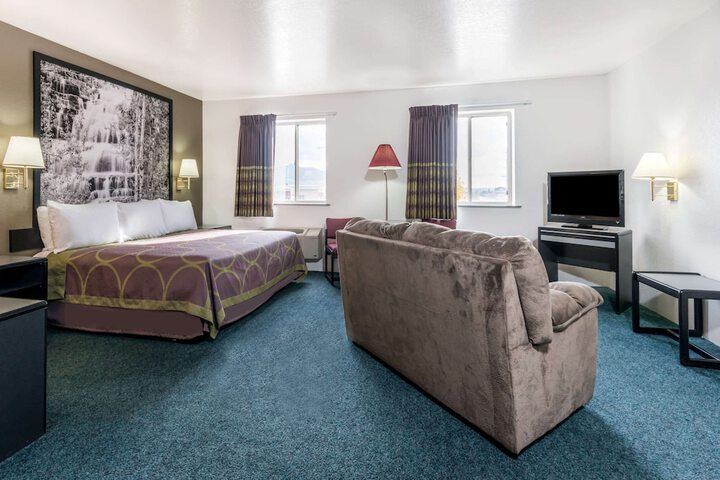 Room 13 of 16