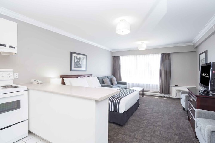Room 33 of 62