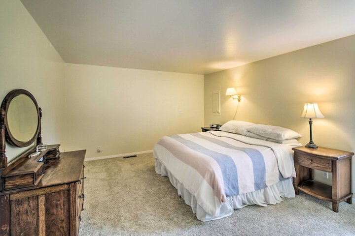 Spacious Family Home on Golf Course: Hike & Bike!
