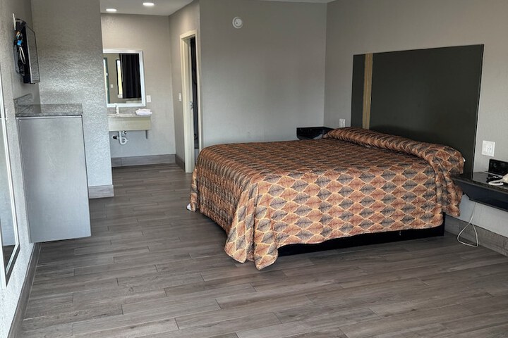 Room 6 of 8