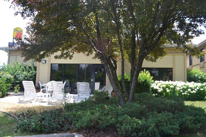 Super 8 by Wyndham Germantown / Milwaukee
