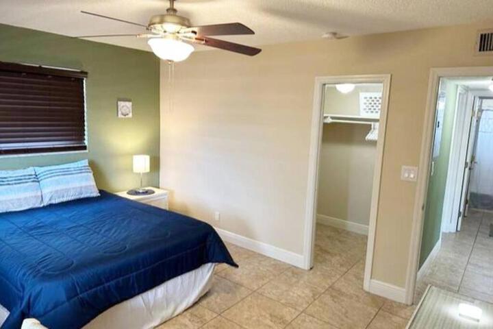 Waterfront corner 2 / 1 Apt