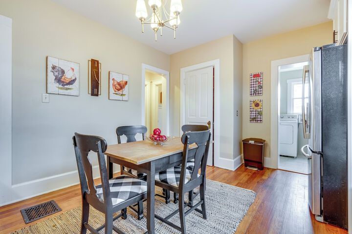 Walk to Garden & Restaurants: Zanesville Apartment