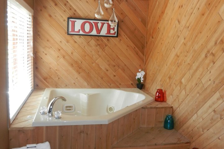 Hot Tub 22 of 28