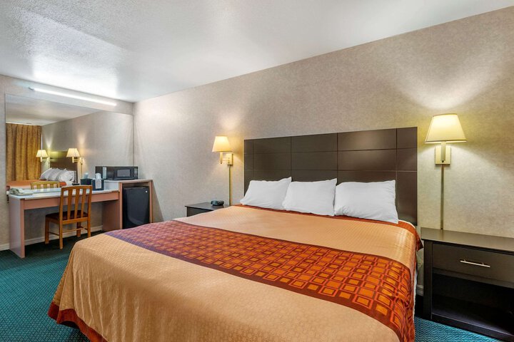 Room 15 of 28