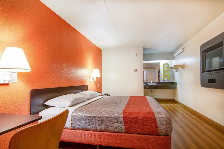 Room 13 of 30