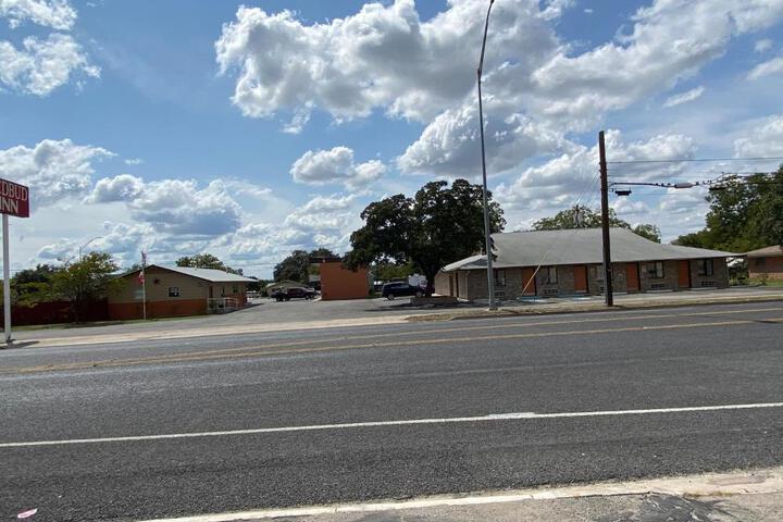 Redbud Inn