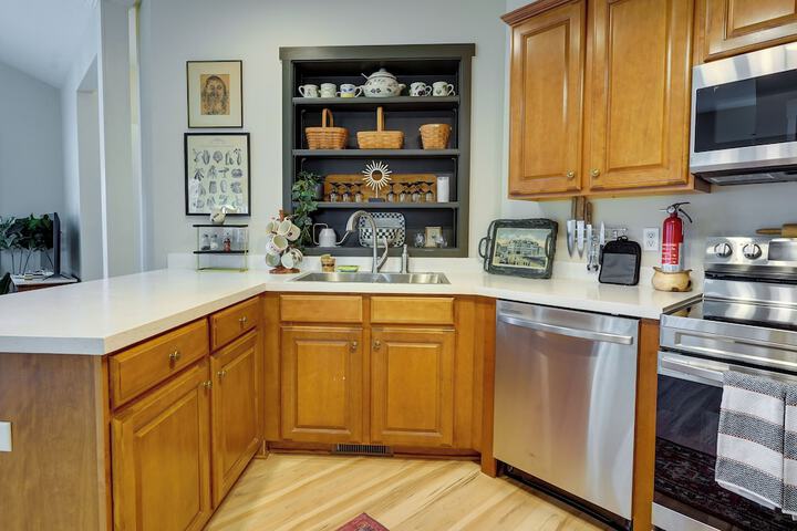 Charming Granville Home w / Porch - Walk Downtown!