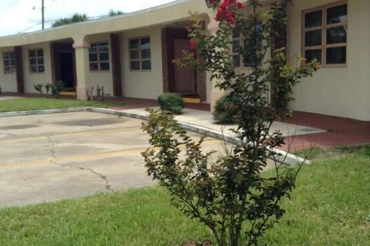 NASSAU HOLIDAY MOTEL