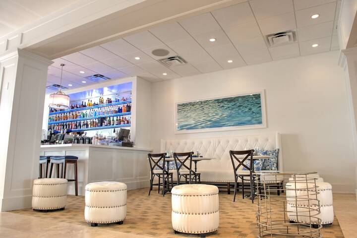 Lounge 107 of 145