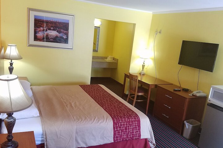 Roadway Inn