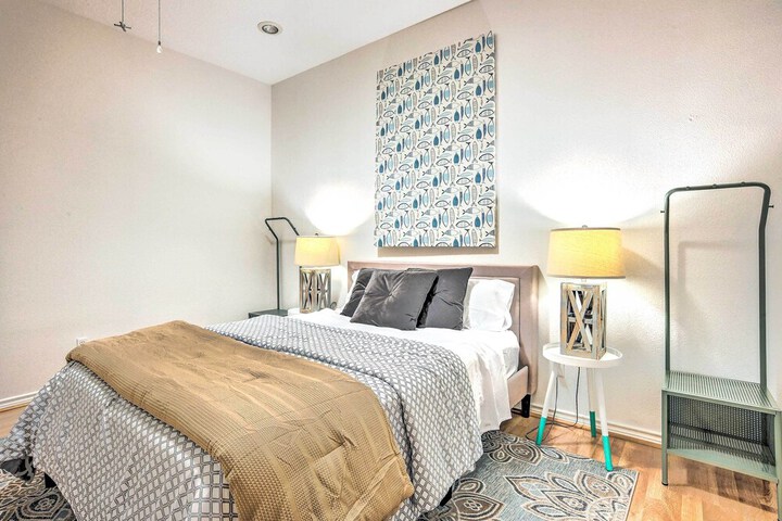 Beautiful Montgomery Home w / Lakefront Deck!