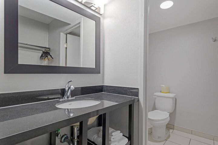 Clarion Hotel & Suites BWI Airport North