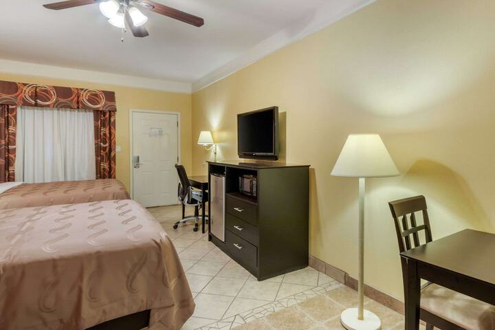 Quality Inn & Suites at the Outlets Mercedes / Weslaco
