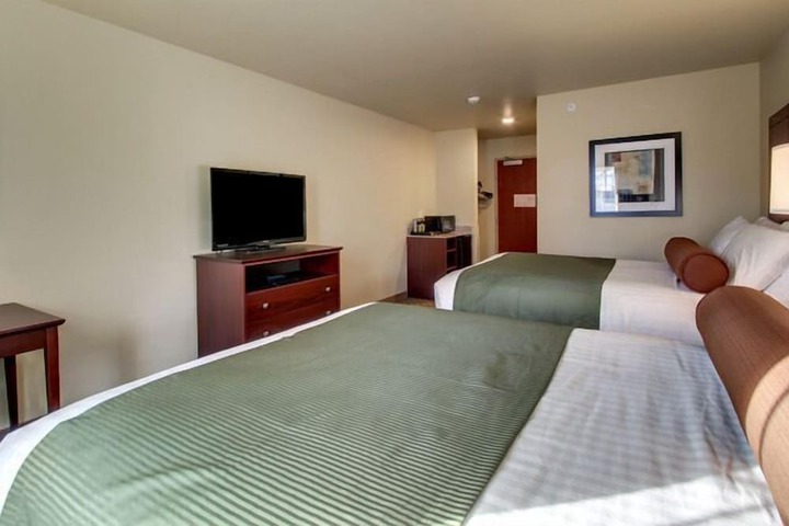 Castle Rock Inn & Suites