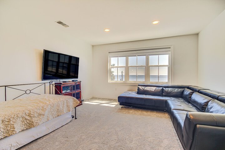 Walk to Beach: Oceanfront Home w / Outdoor Kitchen