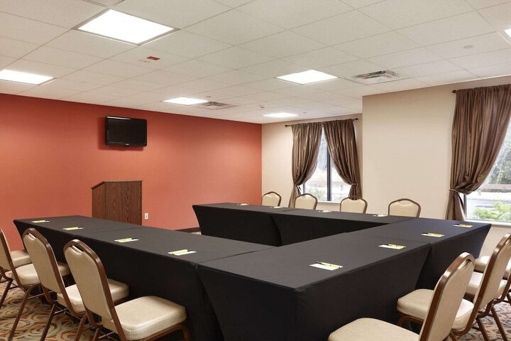 Super 8 by Wyndham Pennsville / Wilmington