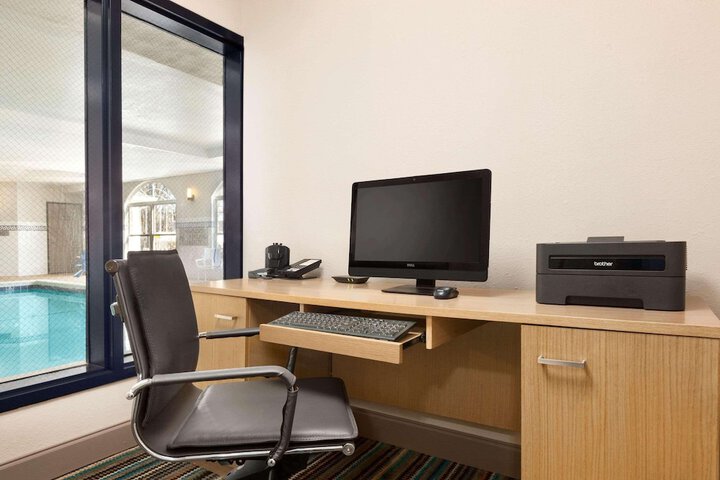 Business Center 16 of 18