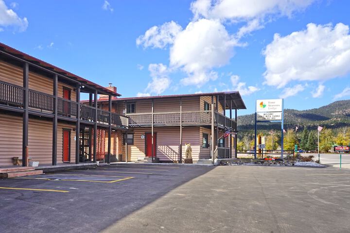 Four Seasons Lodge