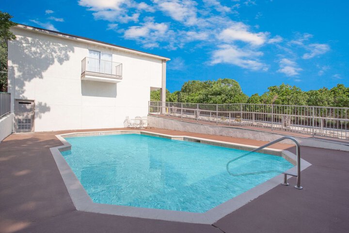 Pool 15 of 40