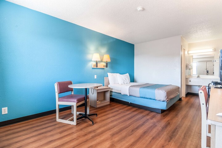 Room 13 of 28